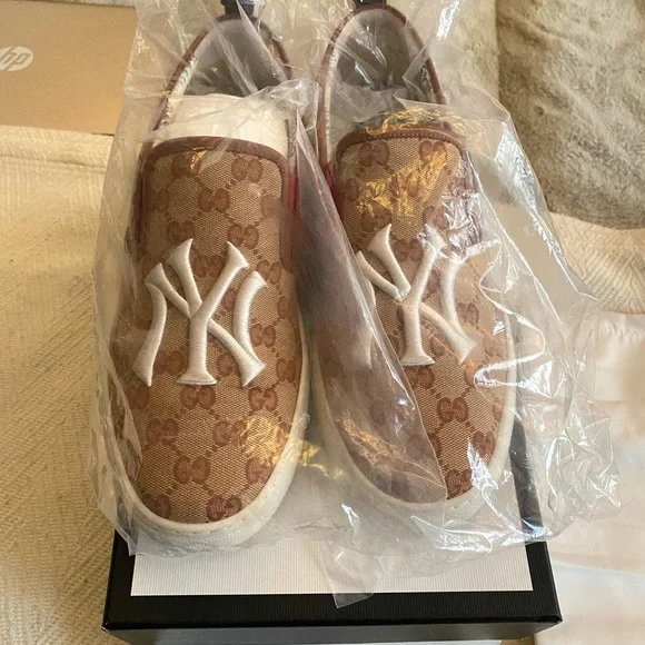 Gucci X MLB Collection Yankees Slip Ons - Picture 2 of 8